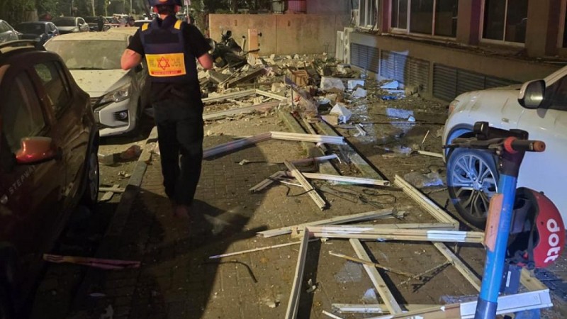 قتيلان وإصابات ودمار في تل أبيب بعد هجوم صاروخي إيراني