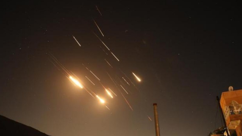 الدفاعات الجوية الإماراتية تتعامل مع صواريخ بالستية قادمة من إيران