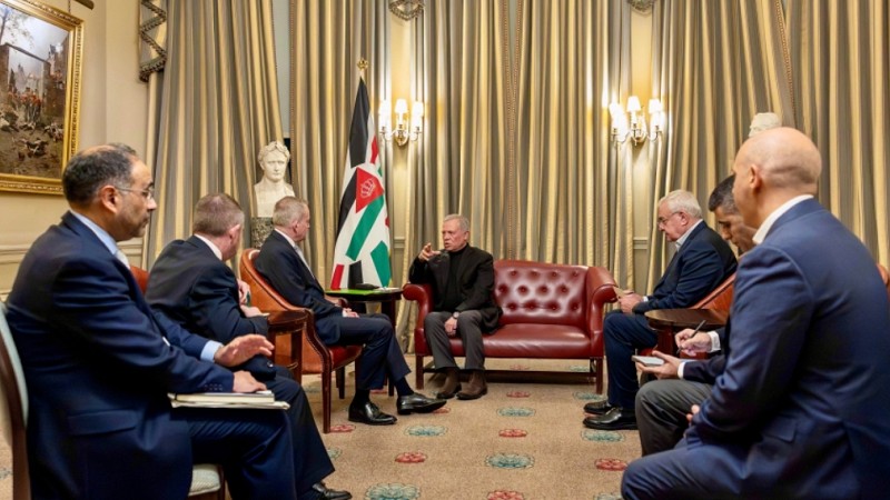 الملك يلتقي رئيس أركان الدفاع البريطاني في لندن