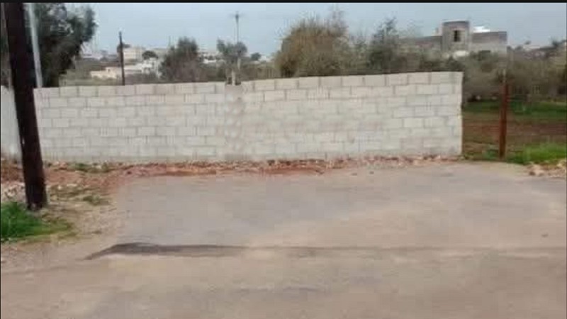 مواطن يغلق شارع بالطوب بعد ثبوت ملكيته له في حبراص