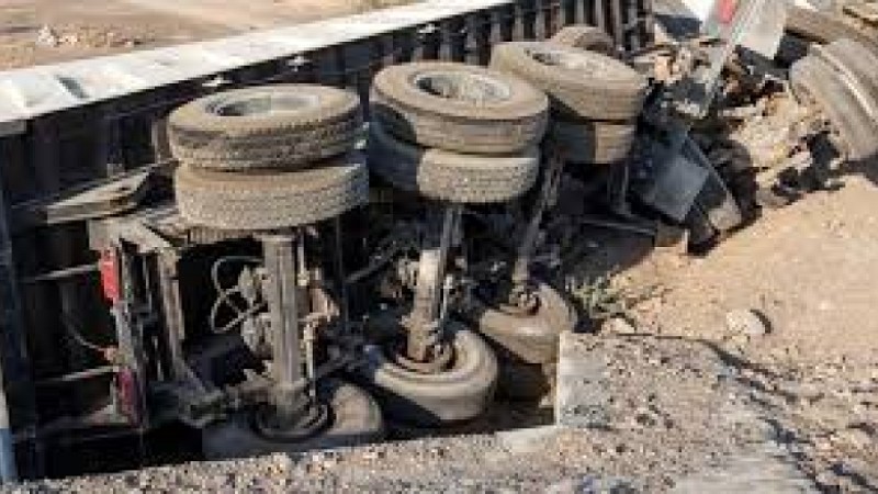 تدهور شاحنة محمّلة بأجهزة كهربائية