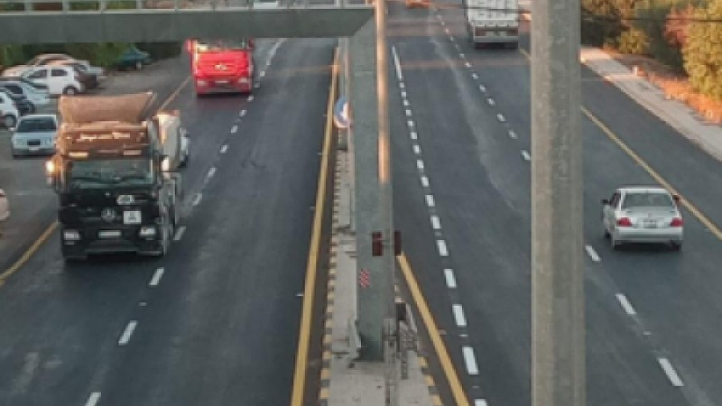 سقوط مدحلة من شاحنة على جسر مأدبا بسبب سوء التحميل