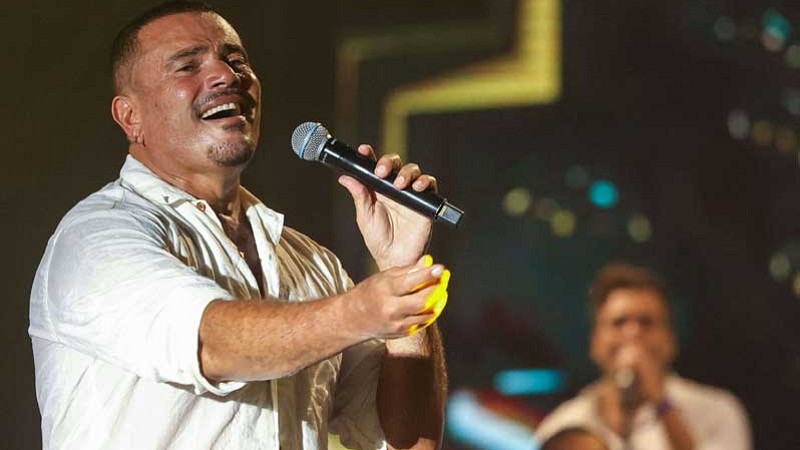 عمرو دياب يحتفل بتصدر ألبومه  ابتدينا  بـ430 مليون مشاهدة- (تدوينة)